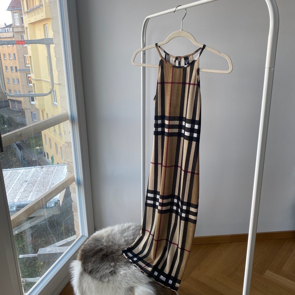 Windsor Body-Hugging Burberry Style Dress
